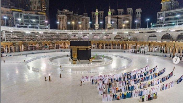 Shalat Tarawih Bermakmum ke Imam Masjidil Haram Melalui Televisi